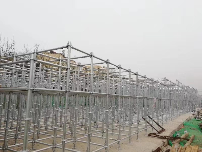 搭建腳手架橫向掃地桿與縱向掃地桿時，怎么設置好？ (圖1)